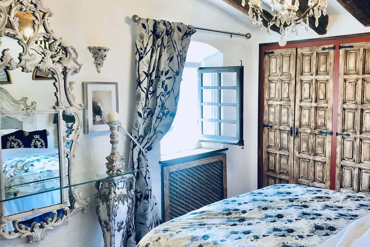Chambre Deluxe double | Décor unique, ameublement unique, bureau