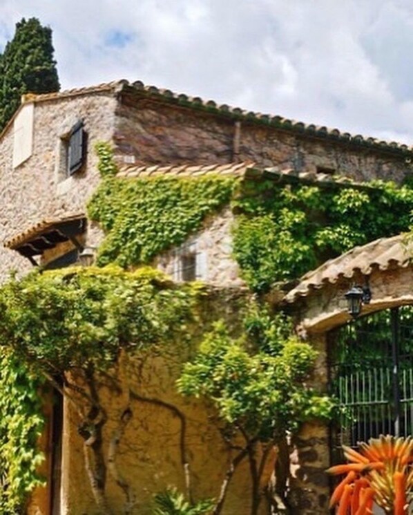 Deluxe Apartment, 3 Bedrooms, Garden View | Individually decorated, individually furnished, desk, laptop workspace