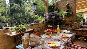 Desayuno continental (EUR 15 por persona) 