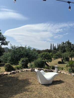 Trang trí khác biệt, trang bị nội thất với thiết kế riêng biệt, bàn 