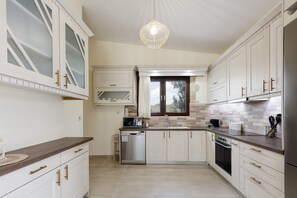 冷蔵庫、電子レンジ、オーブン、コンロ