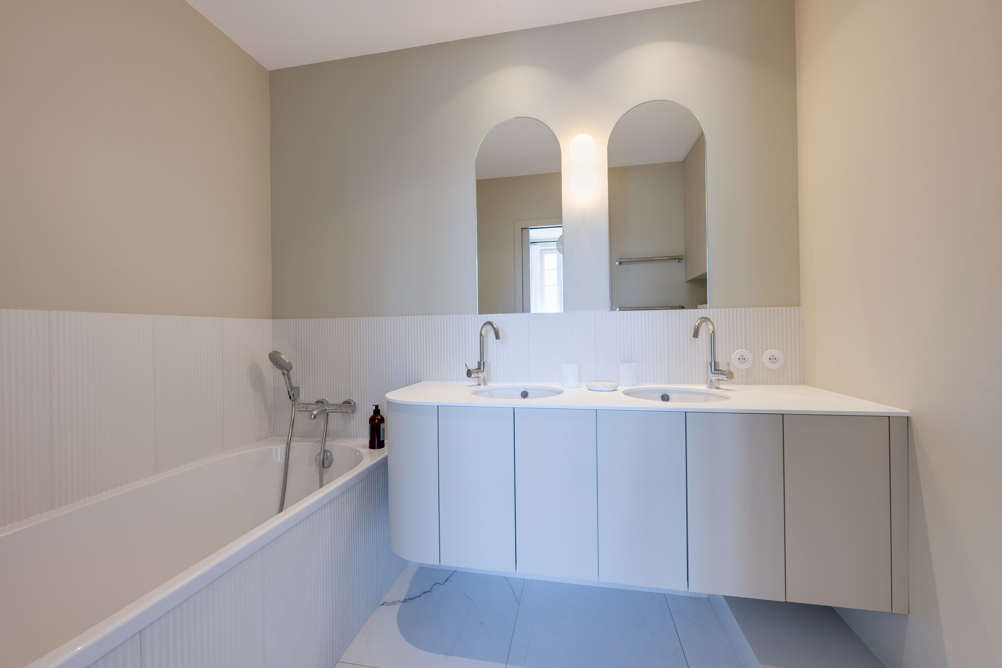 Baignoire, sèche-cheveux, serviettes fournies