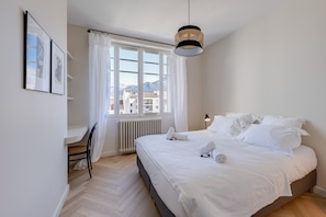 3 makuuhuonetta, työpöytä, silitysrauta/-lauta, vauvan matkasänky
