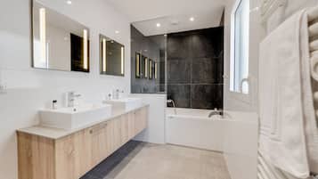 Badewanne, Haartrockner, HandtĂŒcher