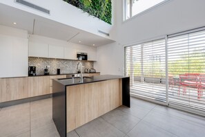 Réfrigérateur, four à micro-ondes, un four, surface de cuisson