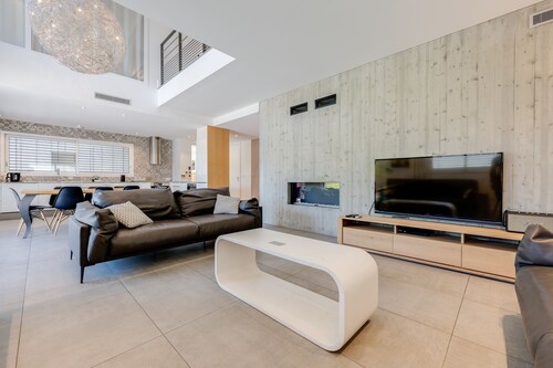 Villa supérieure - Climatisation, garage, terrasse de 100m²