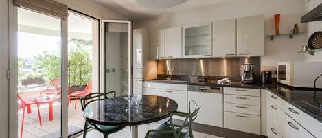 Réfrigérateur, micro-ondes, four, plaque de cuisson