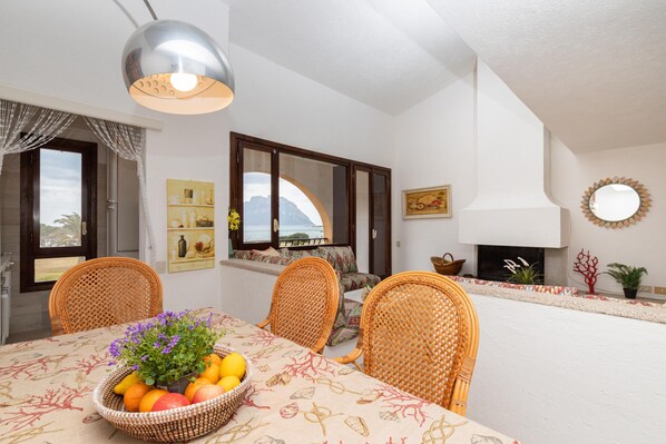 Family Townhome, Multiple Bedrooms, 2 Bathrooms (Il Vecchio Faro Dalia 6 50m From The) | Dining