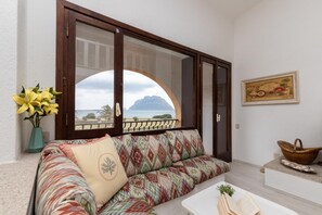 تلفزيون بشاشة مسطحة بحجم 21-بوصة يعرض قنوات تلفزيونية باشتراك مدفوع