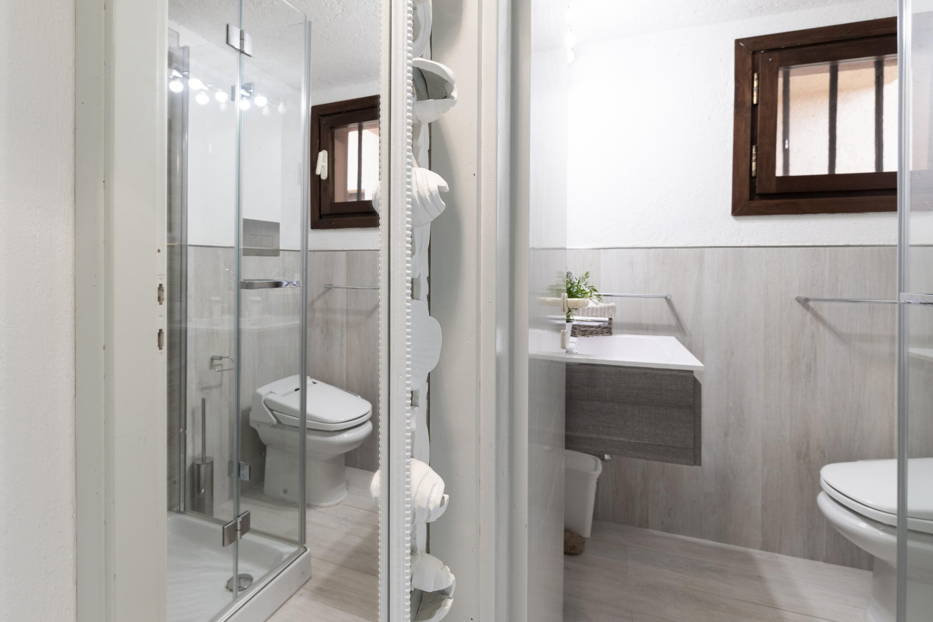 Maison mitoyenne Familiale, plusieurs chambres (Il Vecchio Faro Dalia 6 50m From The) | Salle de bain | Douche, bidet, serviettes fournies, savon