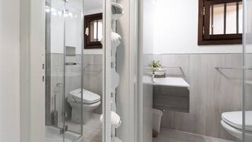 Familie resortwoning, meerdere slaapkamers, 2 badkamers (Il Vecchio Faro Dalia 6 50m From The) | Badkamer | Een douche, een bidet, handdoeken, zeep