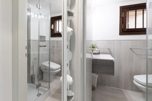 Maison mitoyenne Familiale, plusieurs chambres (Il Vecchio Faro Dalia 6 50m From The) | Salle de bain | Douche, bidet, serviettes fournies, savon
