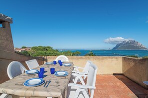 Family Townhome, Multiple Bedrooms, 2 Bathrooms (Il Vecchio Faro Dalia 6 50m From The) | Outdoor dining - Il Vecchio Faro Dalia 6 50m From The Sea (Loiri Porto San Paolo)