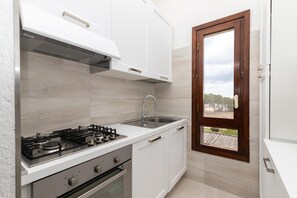 Family Townhome, Multiple Bedrooms, 2 Bathrooms (Il Vecchio Faro Dalia 6 50m From The) | Private kitchen | Fridge, oven, stovetop, dishwasher