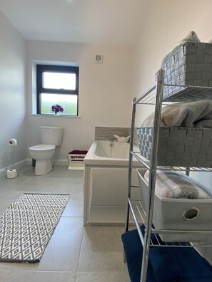Departamento, baño en la habitación, vista al jardín | Baño