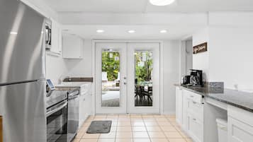 Een koelkast, een magnetron, een oven, een kookplaat