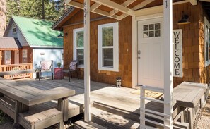 Terrace/patio - Pet Friendly Cabin Close to Beach & Slopes, Live Like a Local (Kings Beach)