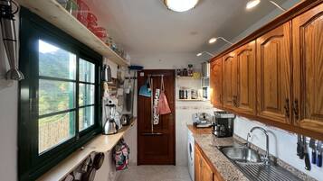 Comfort Bungalow | Private kitchen | Full-size fridge, microwave, oven, stovetop