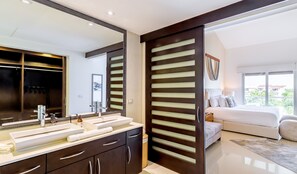 2 habitaciones, tabla de planchar con plancha y cuna de viaje 