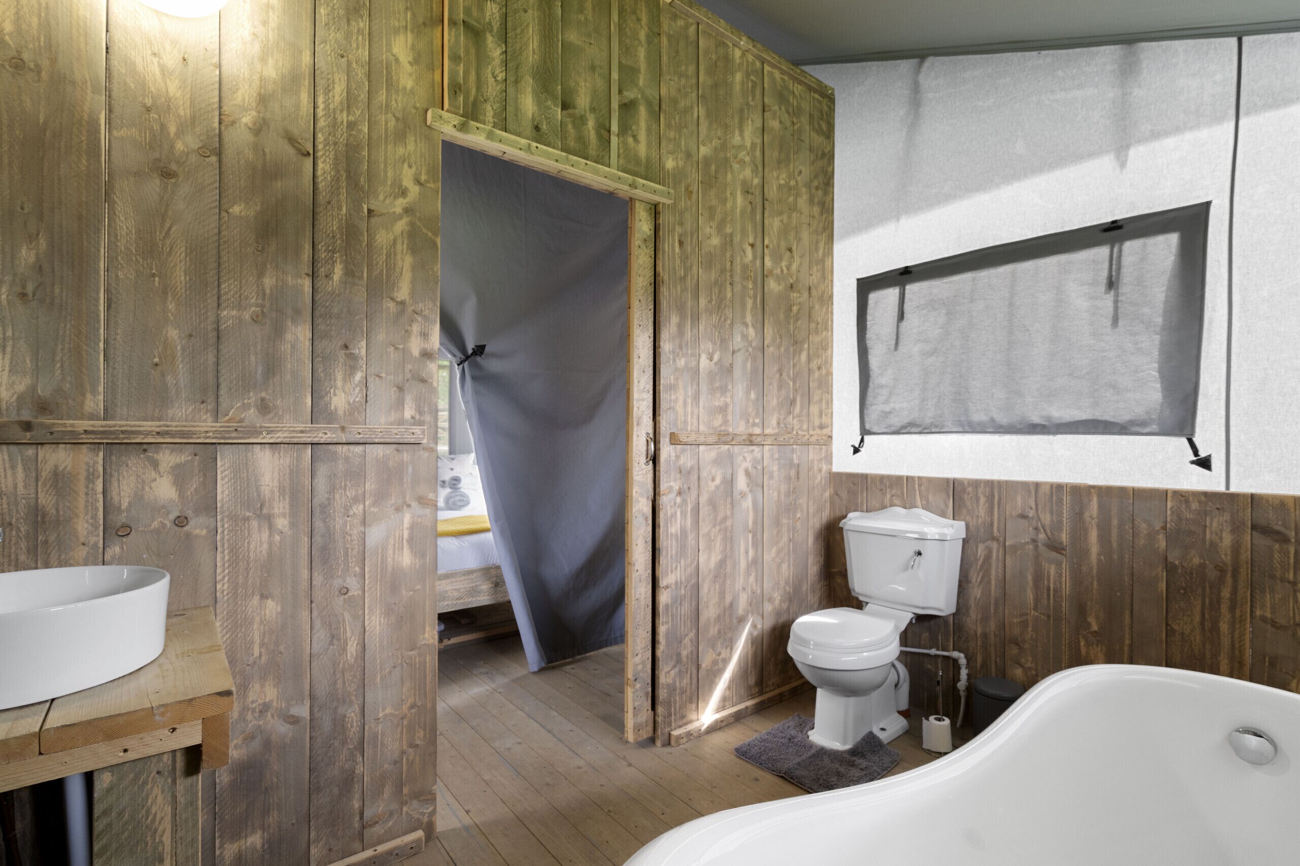 Bathtub, towels