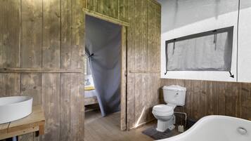Bathtub, towels