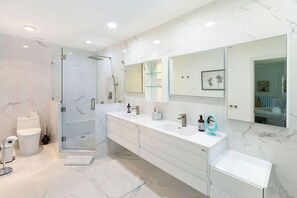 Dusche, Haartrockner, Handtücher