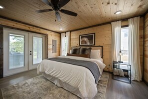 4 bedrooms, iron/ironing board, travel crib, free WiFi - Starlink | Waterfront | Pets OK | Hot Tub | Fire Pit (Broken Bow)