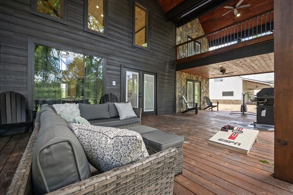 Terrace/patio - Starlink | Waterfront | Pets OK | Hot Tub | Fire Pit (Broken Bow)