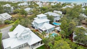 Un quartier résidentiel où les maisons sont dotées de grands jardins, d’une piscine et offrent une vue sur l’océan.