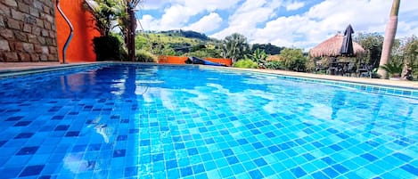 Piscina all'aperto, una piscina riscaldata