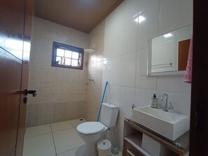 Combined shower/tub, towels, toilet paper