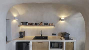Elite Suite, 1 Queen Bed with Sofa bed, Sea View, Sea Facing | Private kitchen | Mini-fridge, microwave, oven, espresso maker