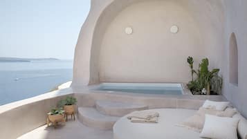 Private spa tub