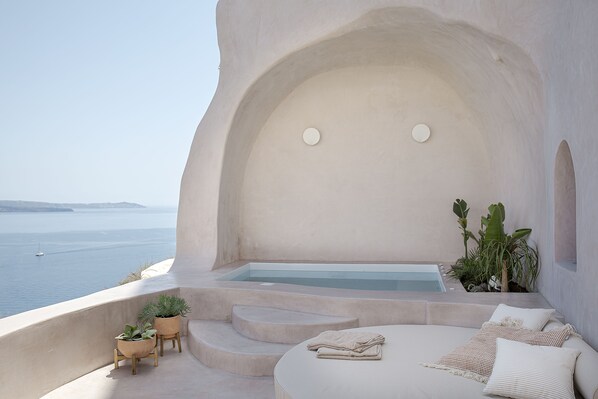 Elite Suite, 1 Queen Bed with Sofa bed, Sea View, Sea Facing | Private spa tub