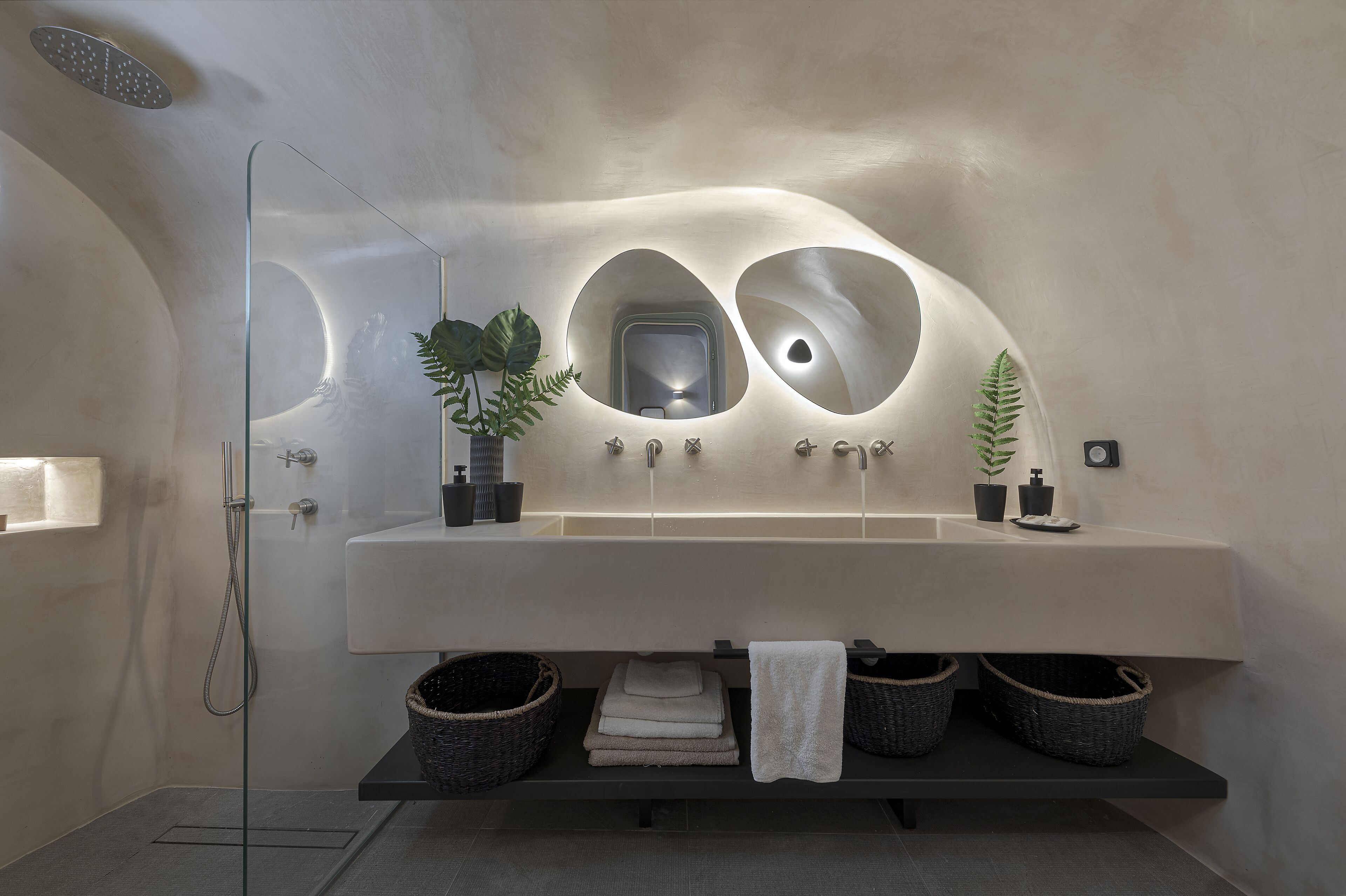 Shower, rainfall showerhead, free toiletries, hair dryer
