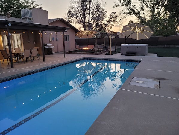Outdoor pool, a heated pool - Cozy 3 Bedroom house with Pool Spa and Game Room (Rio Rancho)