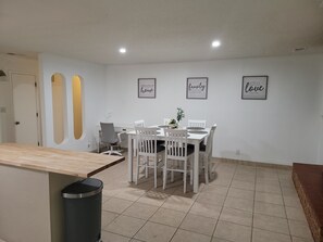 Dining - Cozy 3 Bedroom house with Pool Spa and Game Room (Rio Rancho)