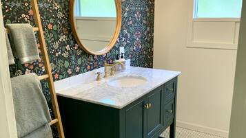 Combined shower/bathtub, hair dryer, towels, soap