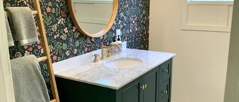 花灑/浴缸組合、風筒、提供毛巾、番梘