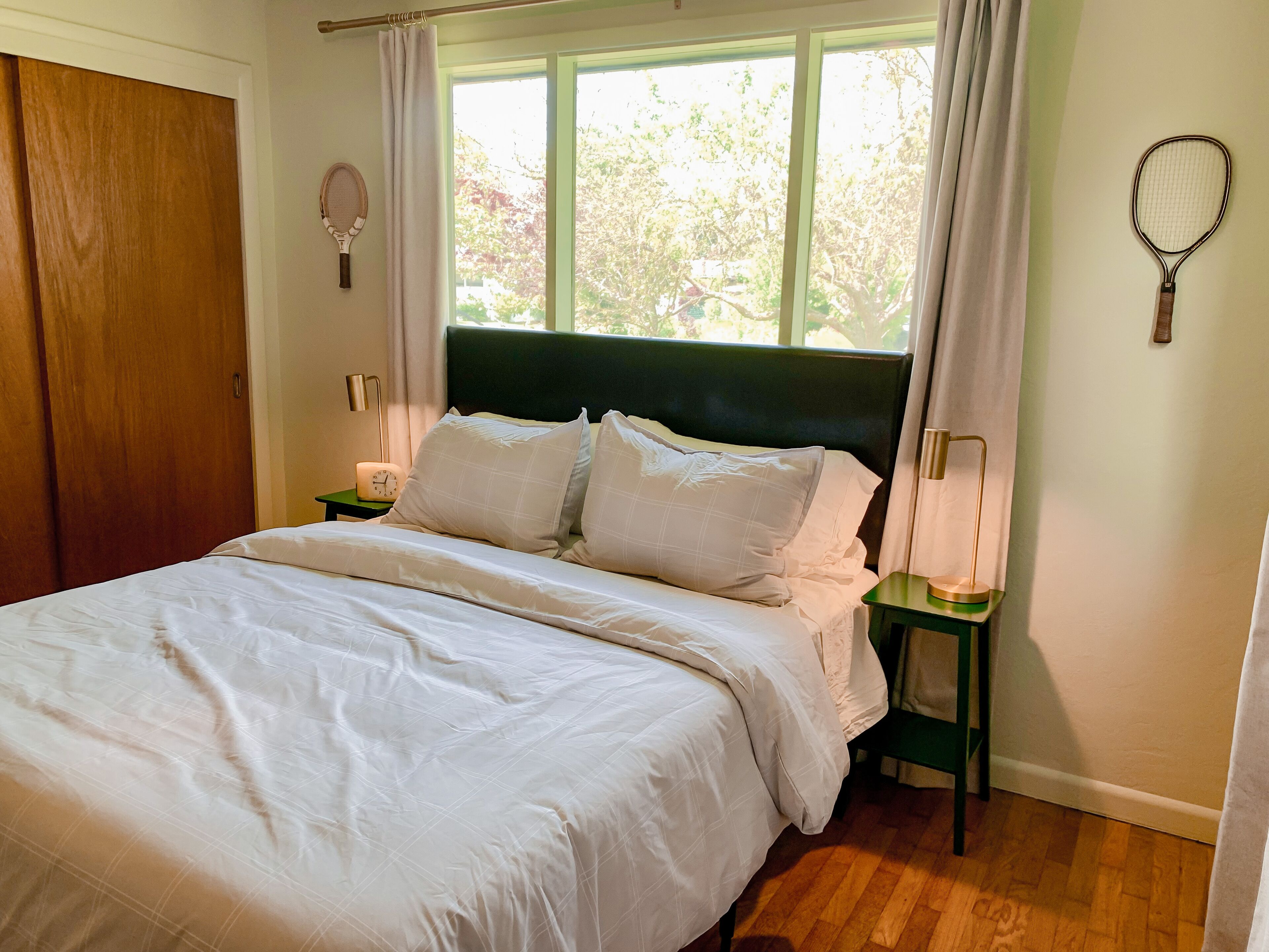 3 habitaciones, escritorio y tabla de planchar con plancha 