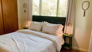 3 habitaciones, escritorio y tabla de planchar con plancha