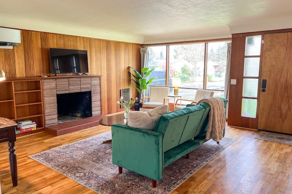 Smart-TV, Kamin, Videospiele, Tischtennisplatte