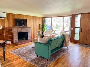 Smart TV, fireplace, video games, table tennis