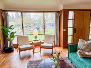 Smart TV, fireplace, video games, table tennis - Whimsical Midcentury Farmhouse with Game Room (Springfield)