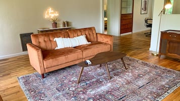 Smart-TV, Kamin, Videospiele, Tischtennisplatte