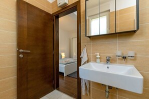 Dusche, Haartrockner, Handtücher