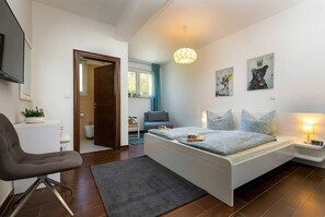 3 Schlafzimmer, Schreibtisch, Bügeleisen/Bügelbrett, WLAN