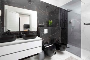 Dusche, Haartrockner, Handtücher