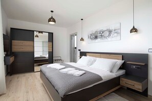 4 bedrooms, iron/ironing board, WiFi, bed sheets