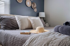 4 habitaciones, escritorio y tabla de planchar con plancha 